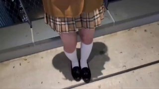 恩爱情侣在一块玩，女友边吃鸡边拍～